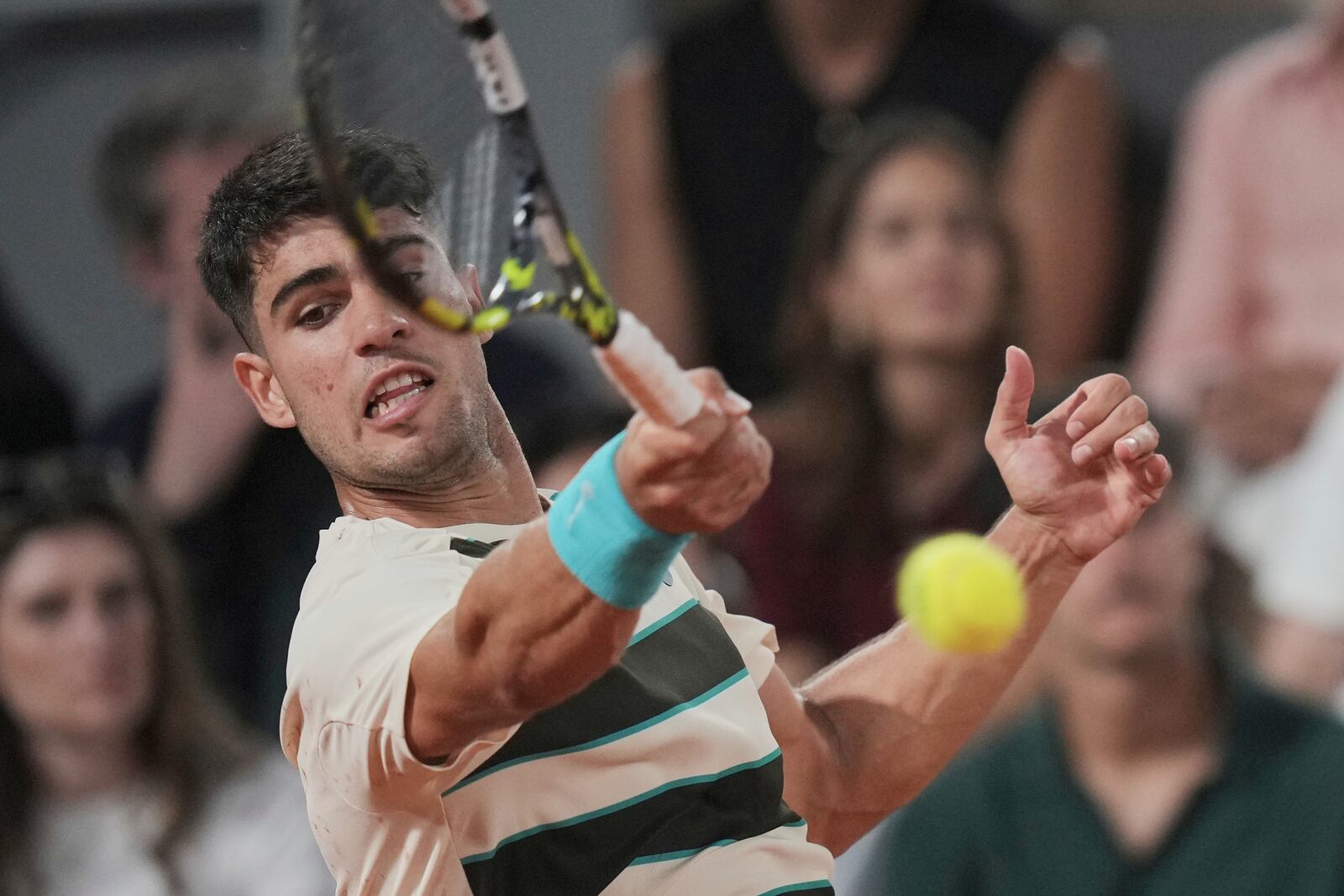 Spain's Carlos Alcaraz returns the ball to Bosnia and Herzegovina's Damir Dzumhur during their third round match at the French Open tennis tournament at the Roland-Garros stadium, Friday, May 30, 2025, in Paris. (AP Photo/Thibault Camus)