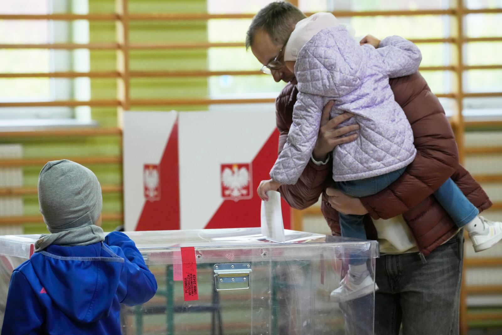 Voters cast their ballots polling stations opened in the first round of Poland's presidential elections in Warsaw, on Sunday, May 18, 2025. (AP Photo/Czarek Sokolowski)