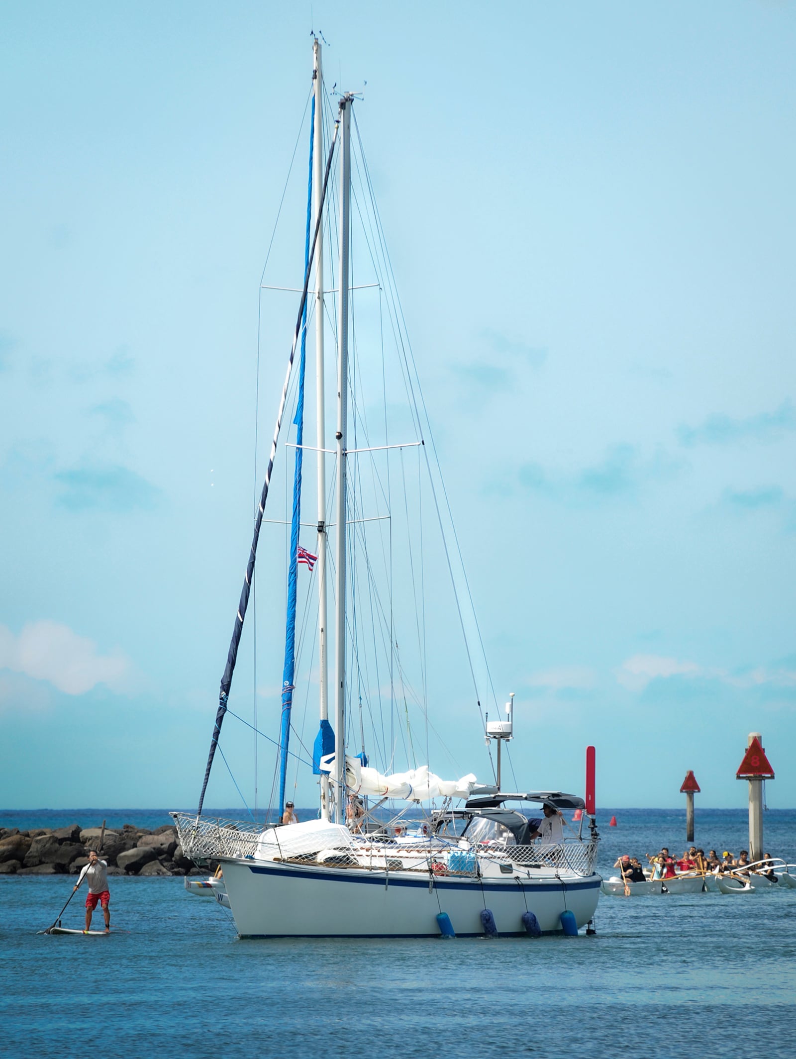 Oliver Widger, (back of boat) a 29-year-old Oregon man who sailed from Oregon to Hawaii, arrives at the Waikiki Yacht Club, on Saturday, May 24, 2025 in Waikiki, Hawaii. (AP Photo/Michelle Bir)