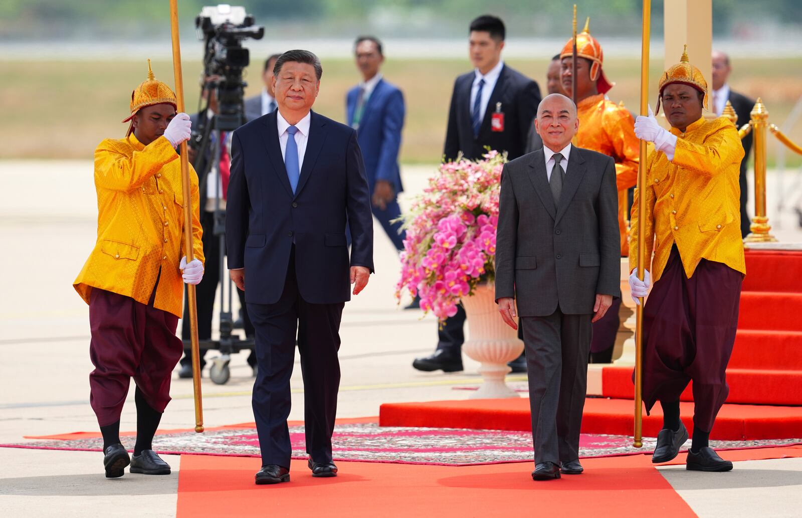 In this photo released by Agence Kampuchea Press (AKP), Cambodia's King Norodom Sihamoni, center right, and Chinese President Xi Jingping, center left, attend a welcome ceremony at Phnom Penh International Airport in Phnom Penh, Cambodia, Thursday, April 17, 2025. (AKP via AP)