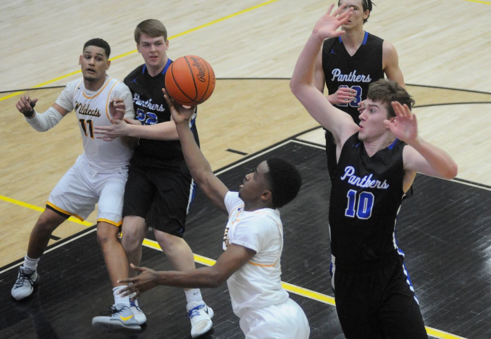 Springfield’s Michael Wallace (with ball) avoids Springboro’s Garrett Powell. Springfield won the D-I sectional semi 77-60 at Centerville on Tuesday, Feb. 27, 20118. MARC PENDLETON / STAFF