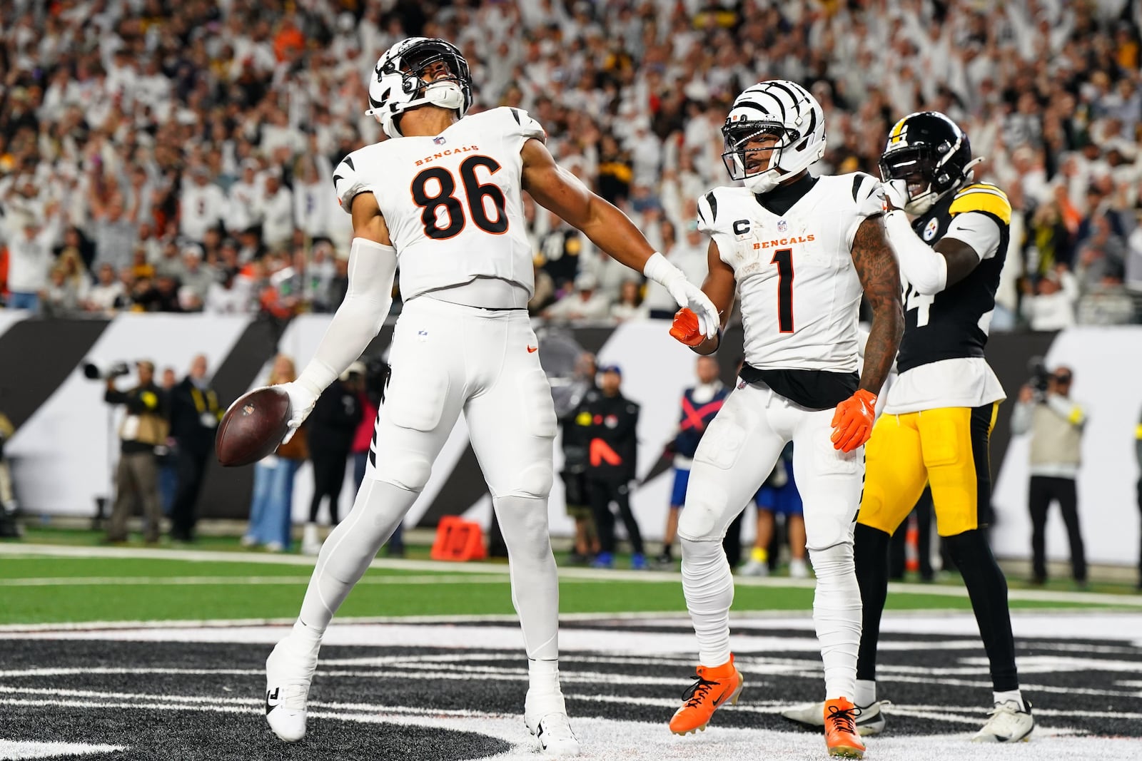 Cincinnati Bengals tight end Noah Fant (86) celebrates his touchdown with Ja'Marr Chase during the second half of an NFL football game against the Pittsburgh Steelers in Cincinnati Thursday, Oct. 16, 2025. (AP Photo/Jeff Dean)