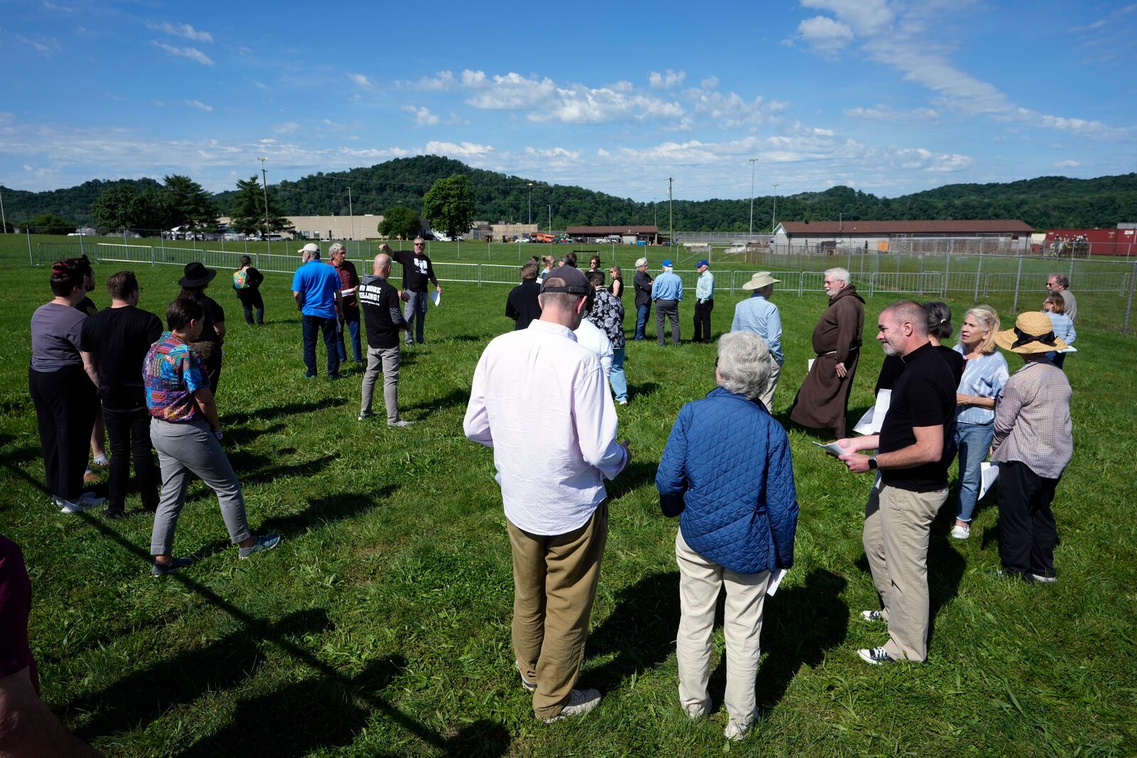 Anti-death penalty protesters demonstrate outside Riverbend Maximum Security Institution before the execution of Oscar Smith Thursday, May 22, 2025, in Nashville, Tenn. (AP Photo/Mark Humphrey)