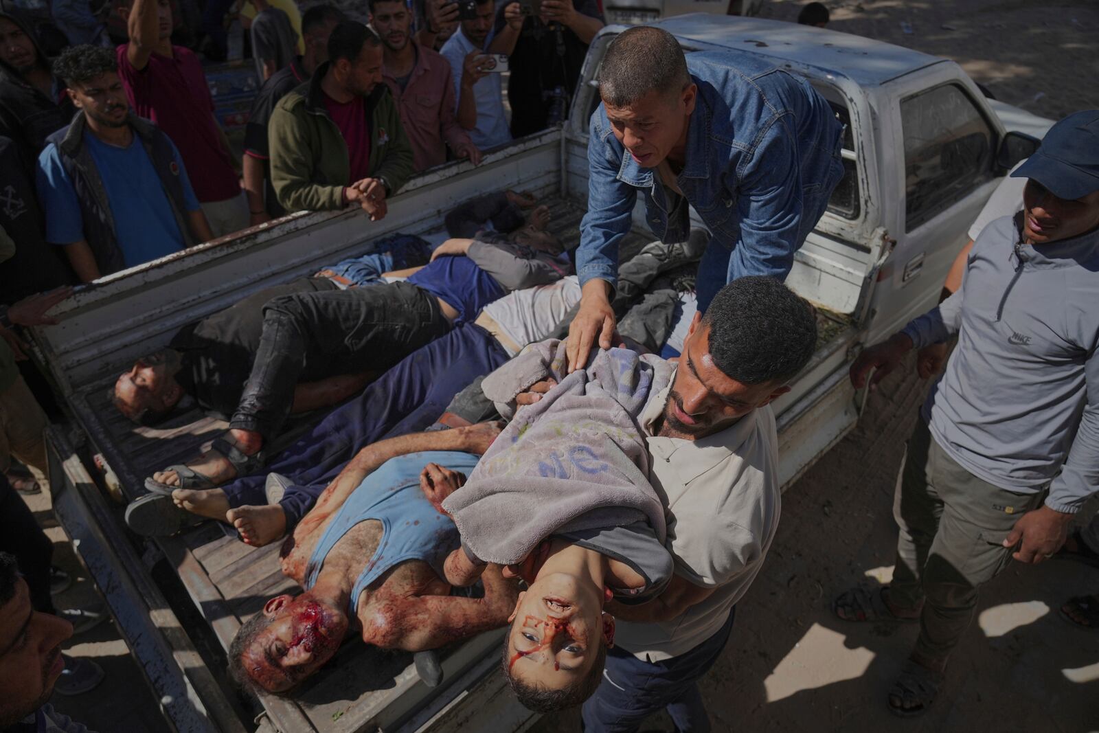 EDS NOTE: GRAPHIC CONTENT - Bodies of some of the victims of an Israeli army strike on a restaurant, which killed at least 29 people, are transported from the scene to the Shifa hospital in Gaza City, Wednesday, May 7, 2025.(AP Photo/Jehad Alshrafi)