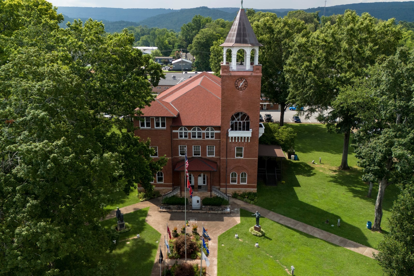 The Rhea County courthouse where the "Scopes monkey trial" was held in 1925 is seen, July 8, 2025, in Dayton, Tenn. (AP Photo/Mike Stewart)