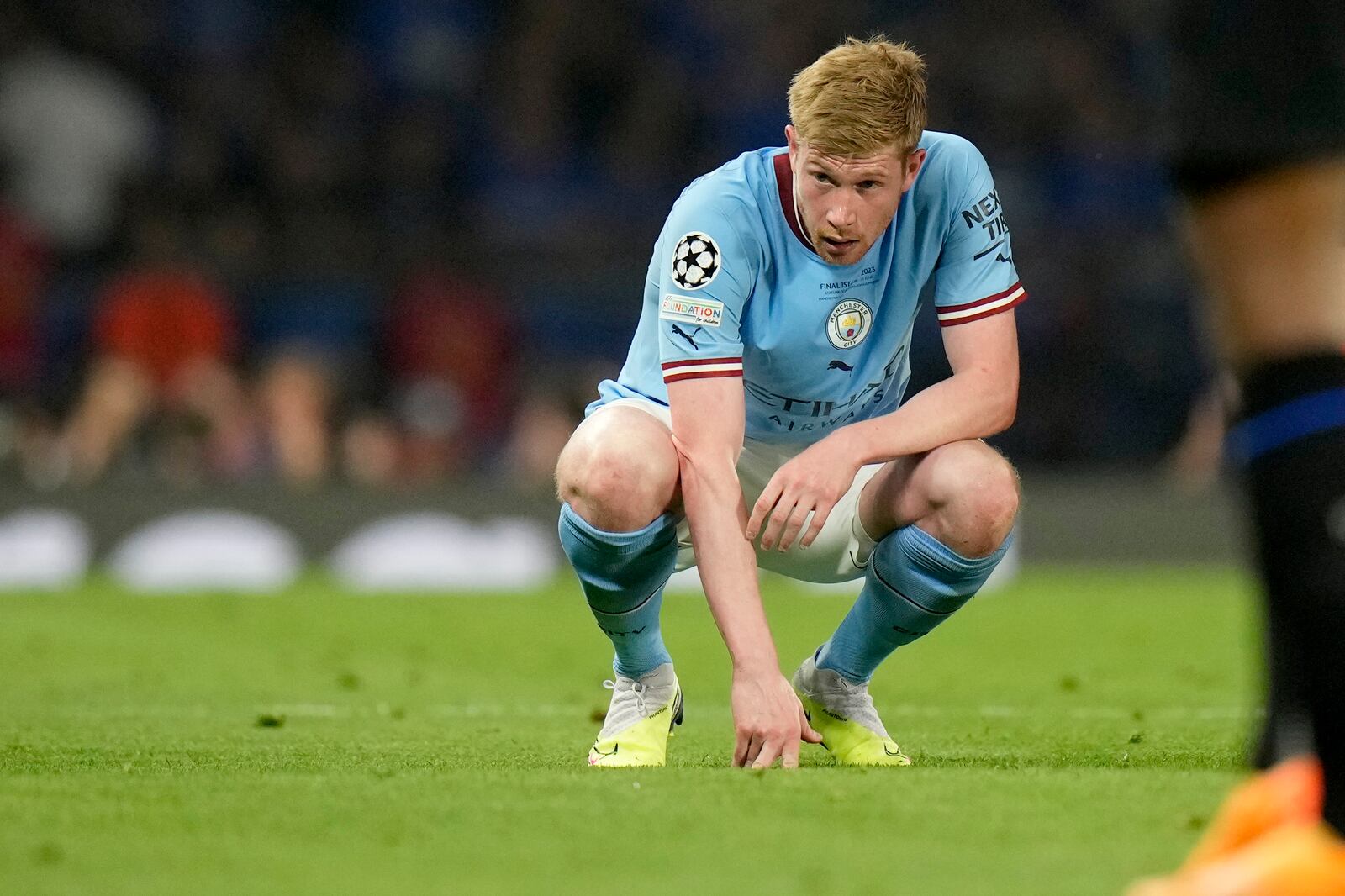 FILE- Manchester City's Kevin De Bruyne crouches on the pitch after getting injured during the Champions League final soccer match between Manchester City and Inter Milan at the Ataturk Olympic Stadium in Istanbul, Turkey, Saturday, June 10, 2023. (AP Photo/Francisco Seco, file)
