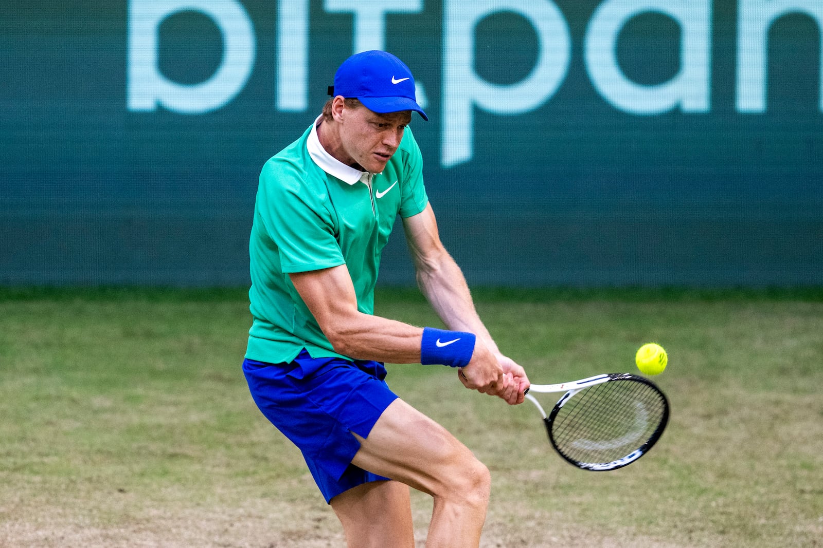 Italy's Jannik Sinner returns a backhand to Kazakhstan's Alexander Bublik during their round of 16 match at the Halle ATP tennis tournament in Halle, Germany, Thursday June 19, 2025. (David Inderlied/dpa via AP)