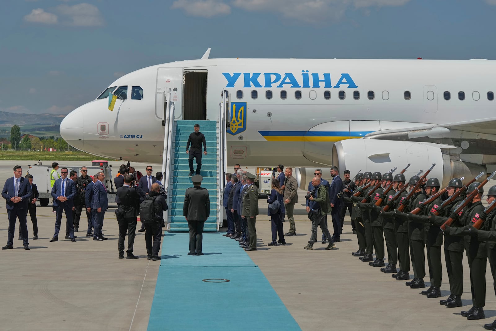 Ukrainian President Volodymyr Zelenskyy walks down the stairs from his plane upon his arrival at Esenboga airport in Ankara, Turkey, Thursday, May 15, 2025. (AP Photo/Evgeniy Maloletka)