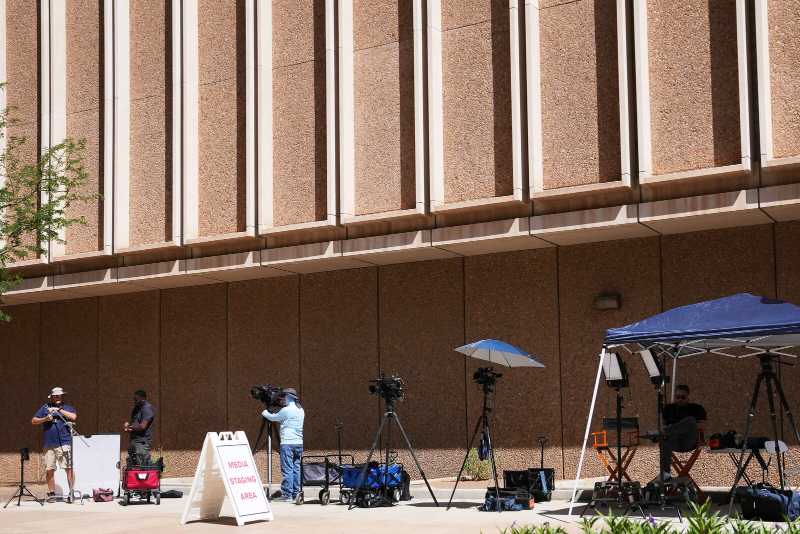 The assembled media are set up for live shots in front of Maricopa County Courthouse where the murder trial of Lori Vallow Daybell, who is charged with conspiring to murder her estranged husband, is being held Monday, April 21, 2025, in Phoenix. (AP Photo/Ross D. Franklin)