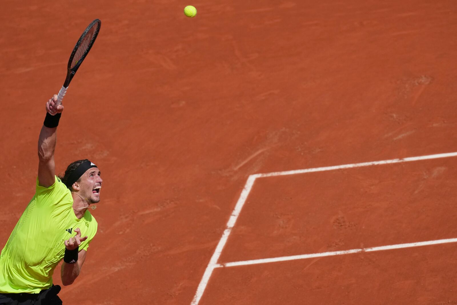 Germany's Alexander Zverev serves against Italy's Flavio Cobolli during their third round match of the French Tennis Open, at the Roland-Garros stadium, in Paris, Saturday, May 31, 2025. (AP Photo/Christophe Ena)
