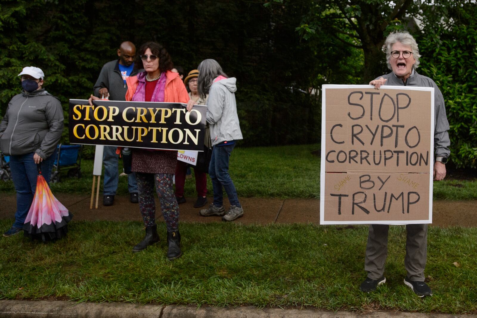 Demonstrators protest near Trump National Golf Club Washington DC before the arrival of President Donald Trump in Sterling, Va., Thursday, May 22, 2025. (AP Photo/Rod Lamkey, Jr.)