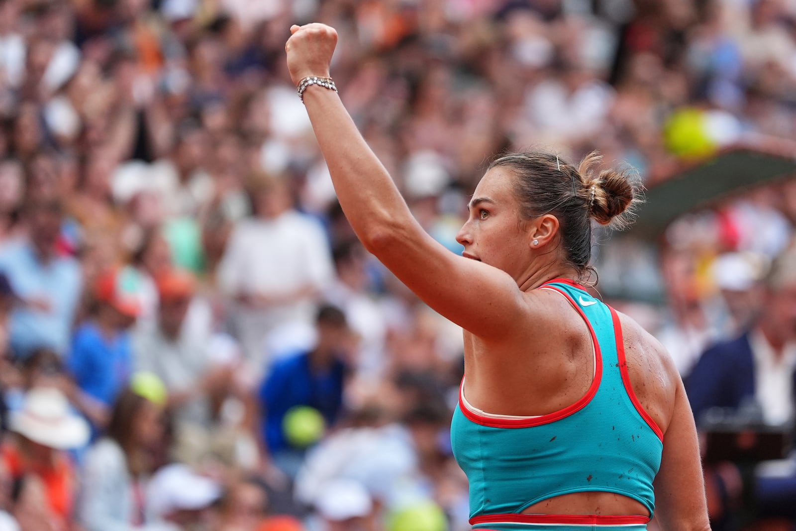 Aryna Sabalenka of Belarus celebrates beating Amanda Anisimova of the U.S. during their fourth round match of the French Tennis Open, at the Roland-Garros stadium, in Paris, Sunday, June 1 2025. (AP Photo/Lindsey Wasson)