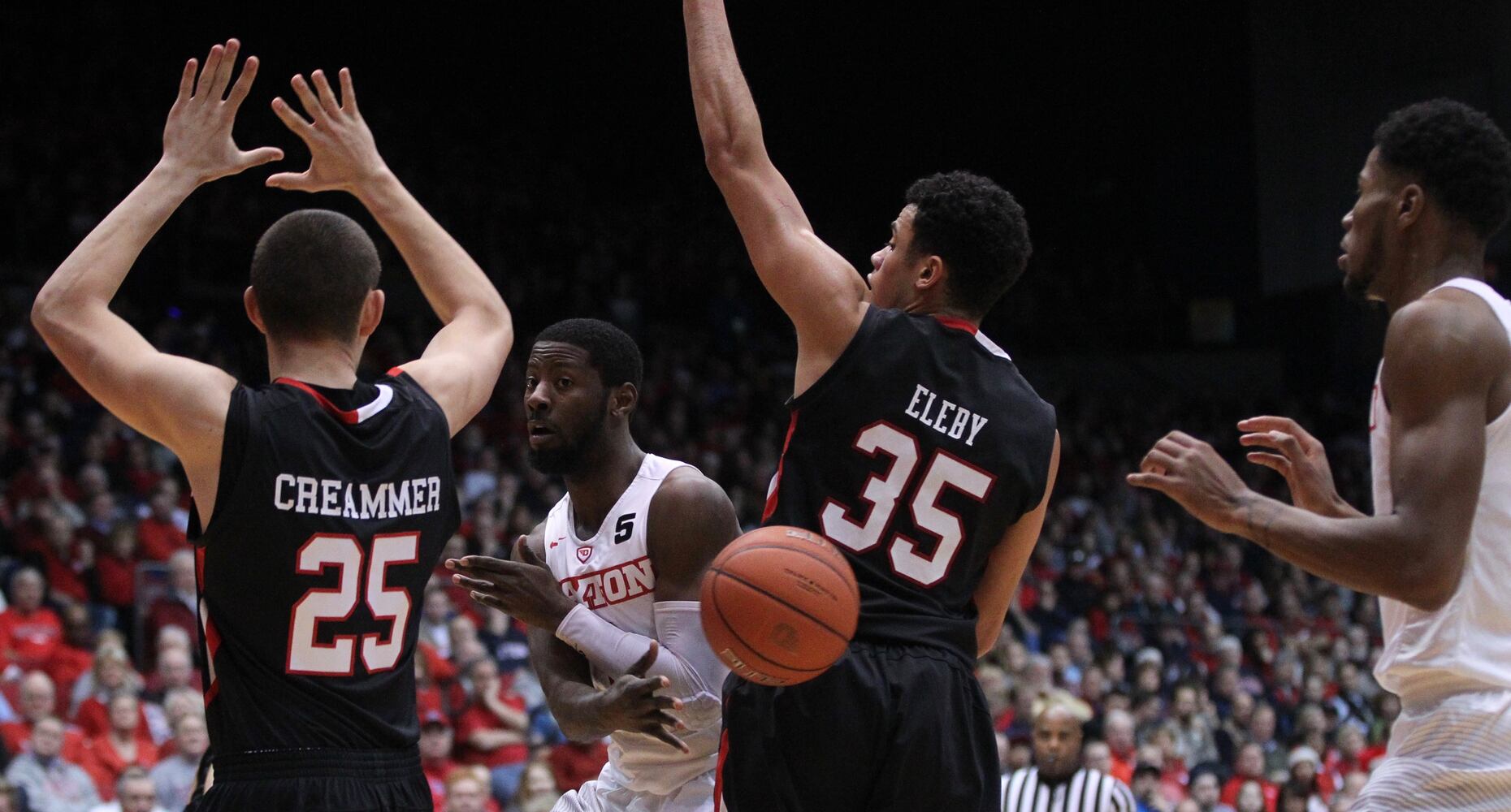 Hot-shooting Dayton Flyers take big halftime lead