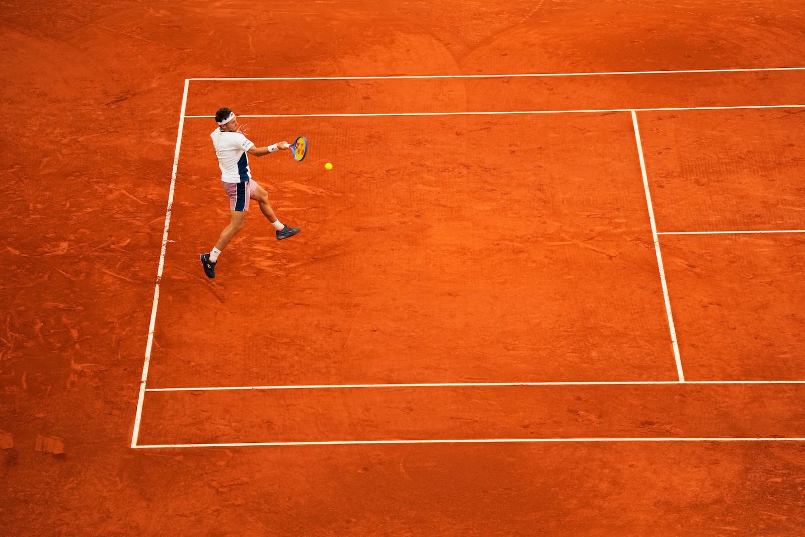 Norway's Casper Ruud returns to Britain's Jack Draper during the Madrid Open tennis final in Madrid, Spain, Sunday, May 4, 2025. (AP Photo/Manu Fernandez)