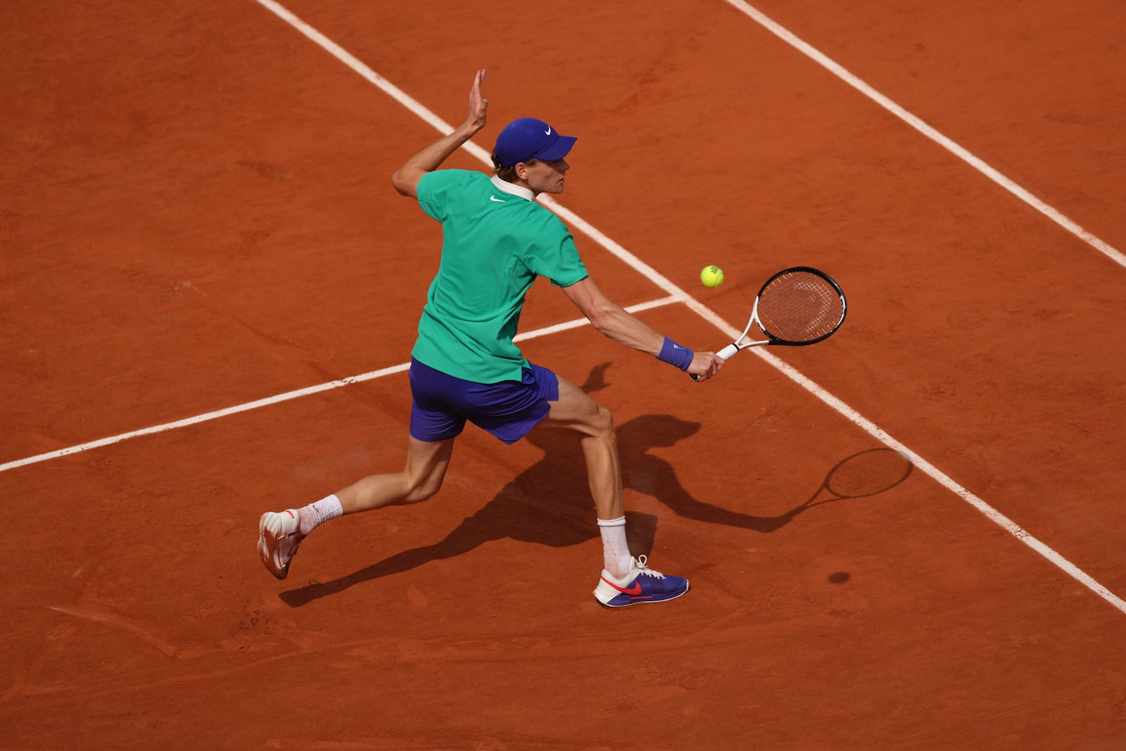 Italy's Jannik Sinner returns to Spain's Carlos Alcaraz during the final match of the French Tennis Open at the Roland-Garros in Paris, Sunday, June 8, 2025.(AP Photo/Aurelien Morissard)