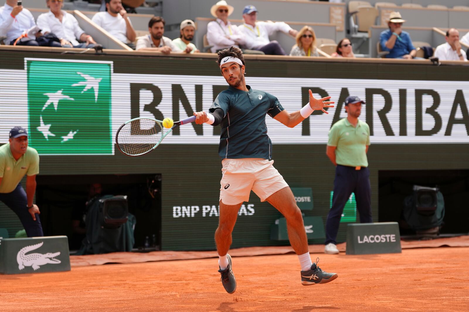 Italy's Lorenzo Musetti plays a shot against Frances Tiafoe of the U.S. during their quarterfinal match of the French Tennis Open at the Roland-Garros stadium in Paris, Tuesday, June 3, 2025. (AP Photo/Aurelien Morissard)
