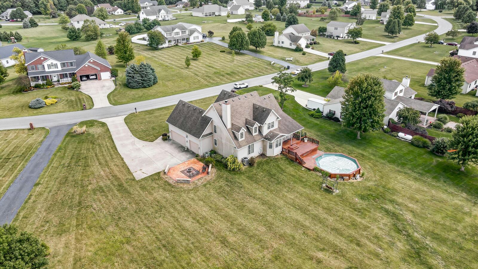 Thehome sits on an acre plus lot with no rear neighbors