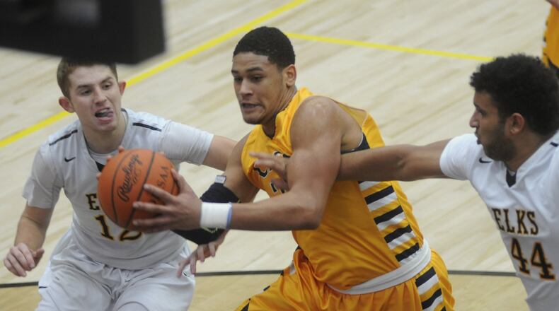 Springfield’s Leonard Taylor (with ball) works against Centerville defenders Alec Grandin (left) and Jevon Henderson. Springfield defeated host Centerville 46-40 in a boys high school basketball game on Tuesday, Jan. 10, 2017. MARC PENDLETON / STAFF
