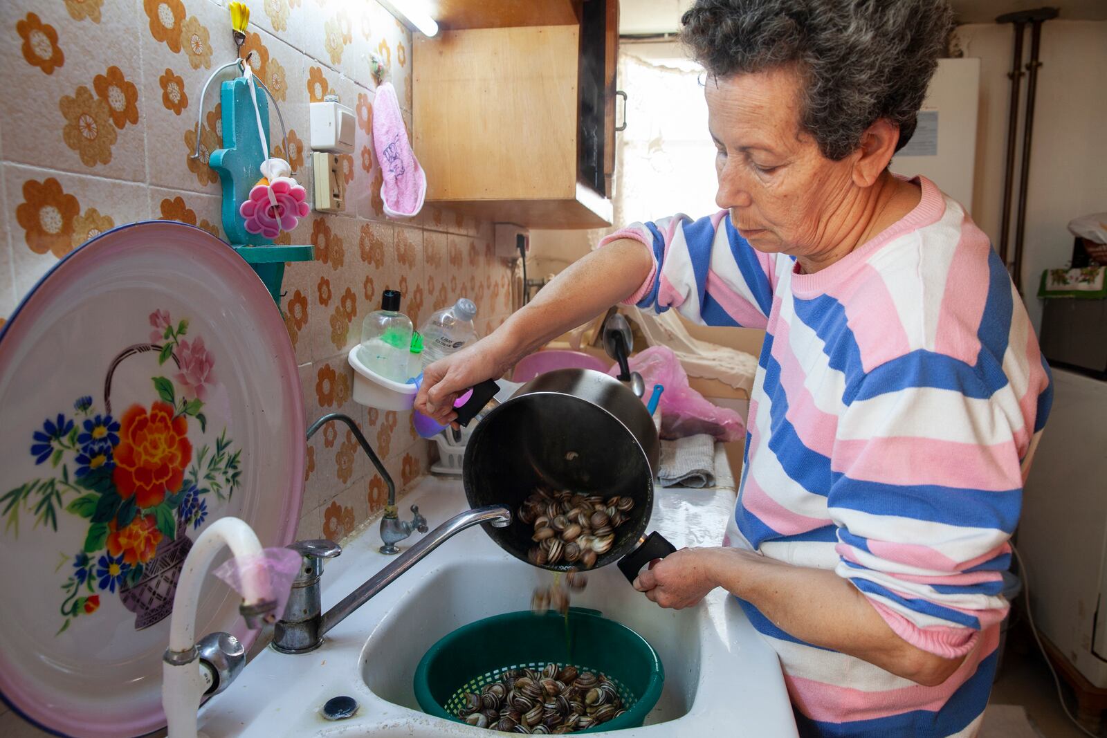 A Tunisian woman prepares a meal of snails to break her Ramadan fast, in Sfax, Tunisia, March 29, 2025. (AP Photo/Ons Abid)