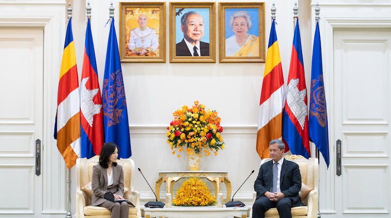 In this photo released by Agence Kampuchea Press (AKP), South Korea's Vice Foreign Minister Kim Jina, left, talks with Cambodian Prime Minister Hun Manet, during a meeting in Phnom Penh, Cambodia, Thursday, Oct. 16, 2025. (AKP via AP)