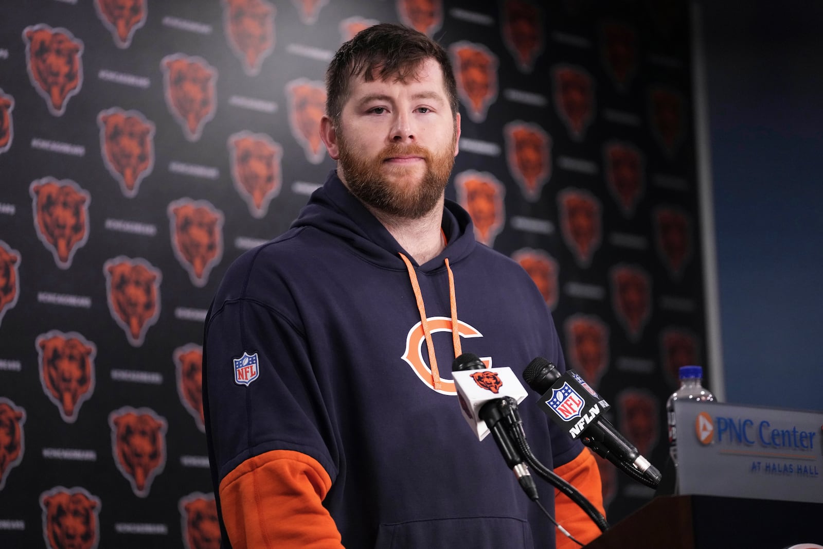 Chicago Bears offensive line Joe Thuney talks to media at a news conference after NFL football practice in Lake Forest, Ill., Wednesday, May 21, 2025. (AP Photo/Nam Y. Huh)