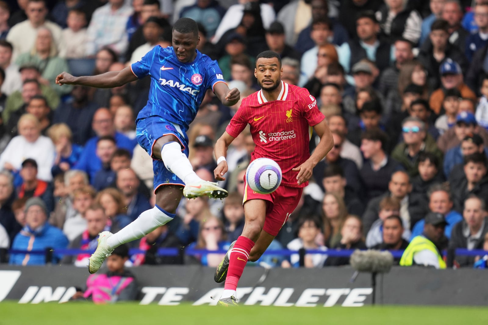 Chelsea's Moises Caicedo, left, attempts a shot on goal past Liverpool's Cody Gakpo during the English Premier League soccer match between Chelsea and Liverpool at Stamford Bridge stadium in London, Sunday, May 4, 2025. (AP Photo/Kin Cheung)