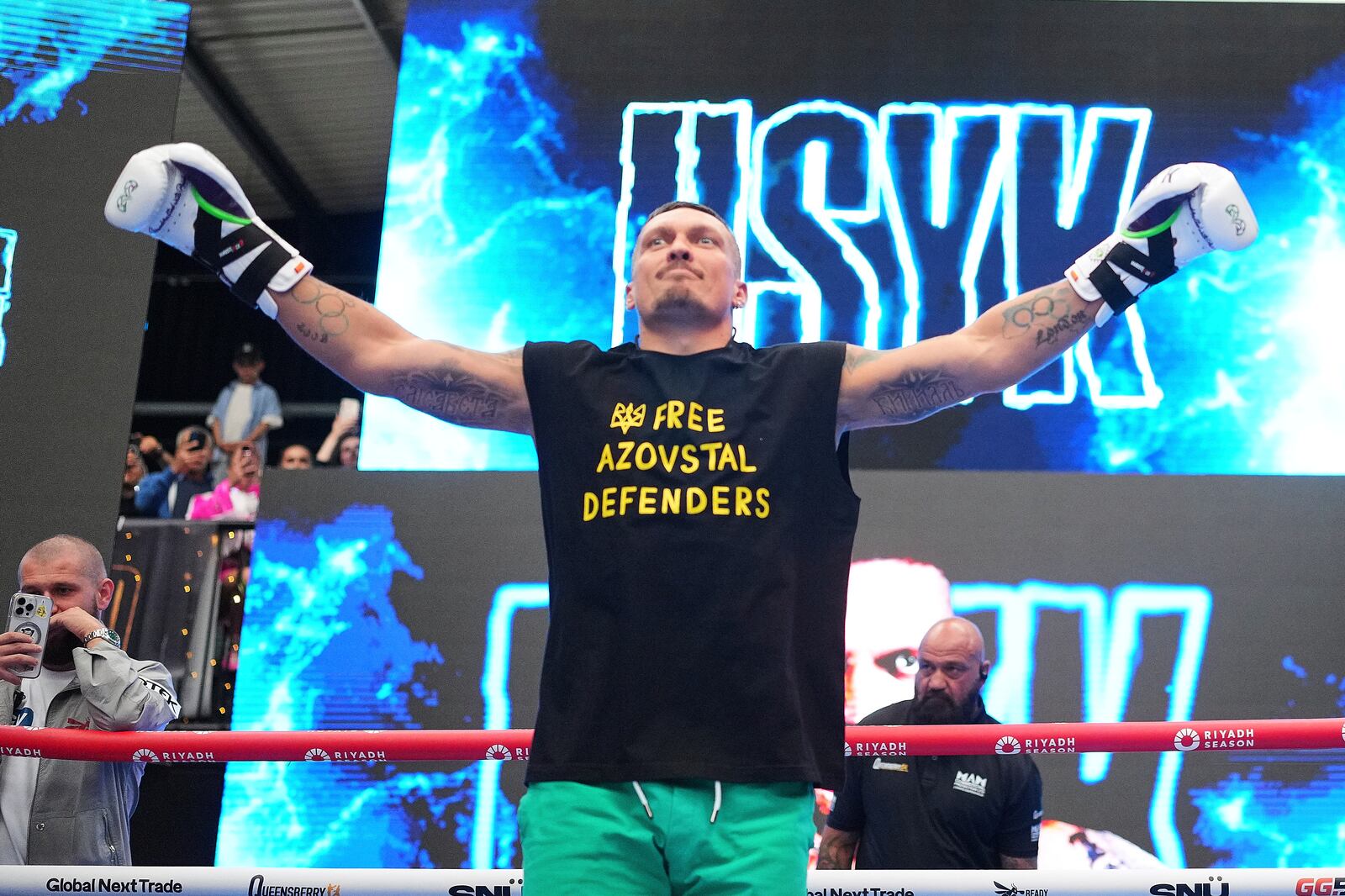 Ukraine's boxer Oleksandr Usyk warms up during a public workout at BoxPark near Wembley stadium in London, Wednesday, July 16, 2025 ahead of the undisputed heavyweight champion boxing fight between Britain's Daniel Dubois and Oleksandr Usyk on Saturday. (AP Photo/Kirsty Wigglesworth)