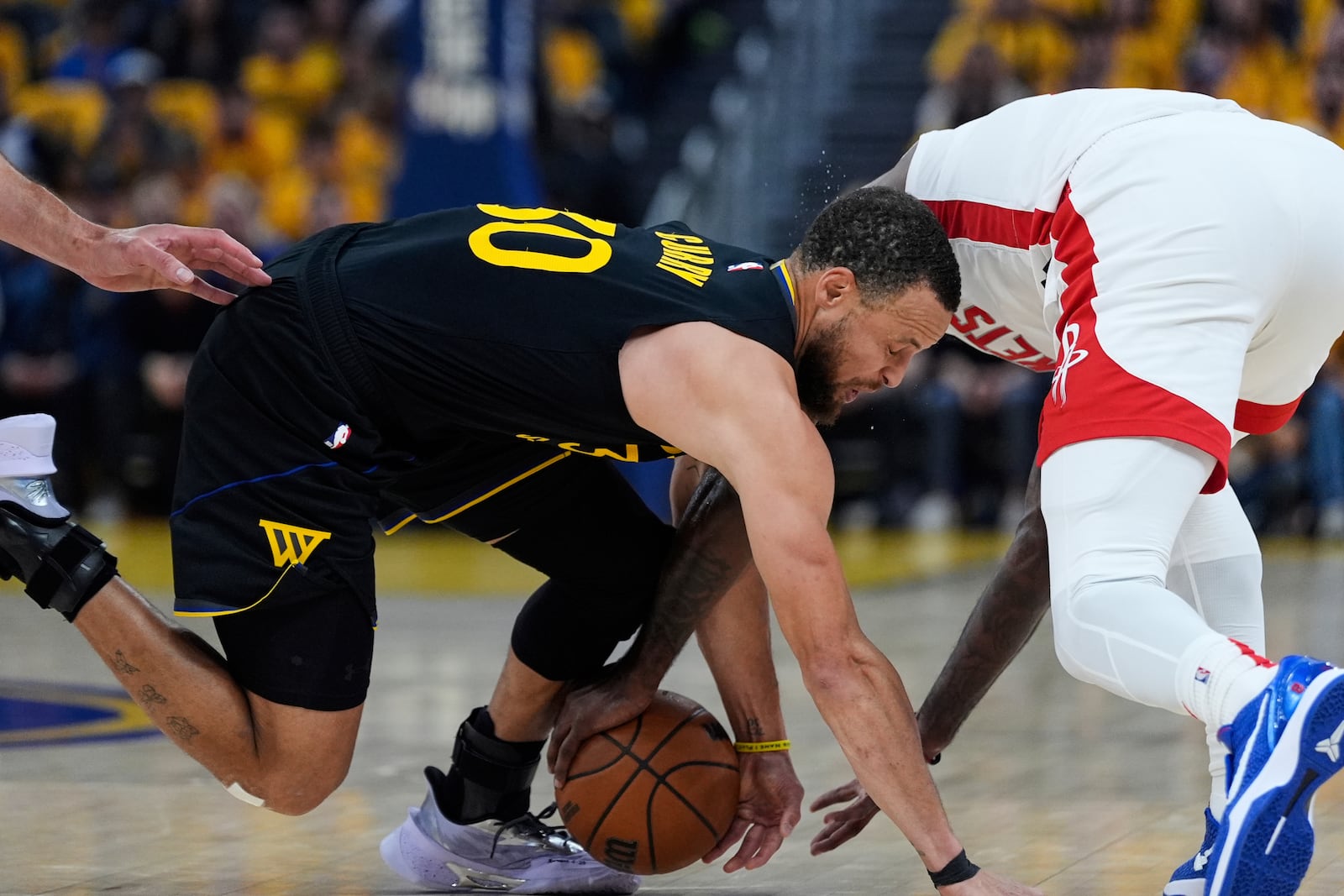 Golden State Warriors guard Stephen Curry (30) and Houston Rockets forward Tari Eason, right, compete for possession of the ball during the first half of Game 6 of an NBA basketball first-round playoff series Friday, May 2, 2025, in San Francisco. (AP Photo/Godofredo A. Vásquez)