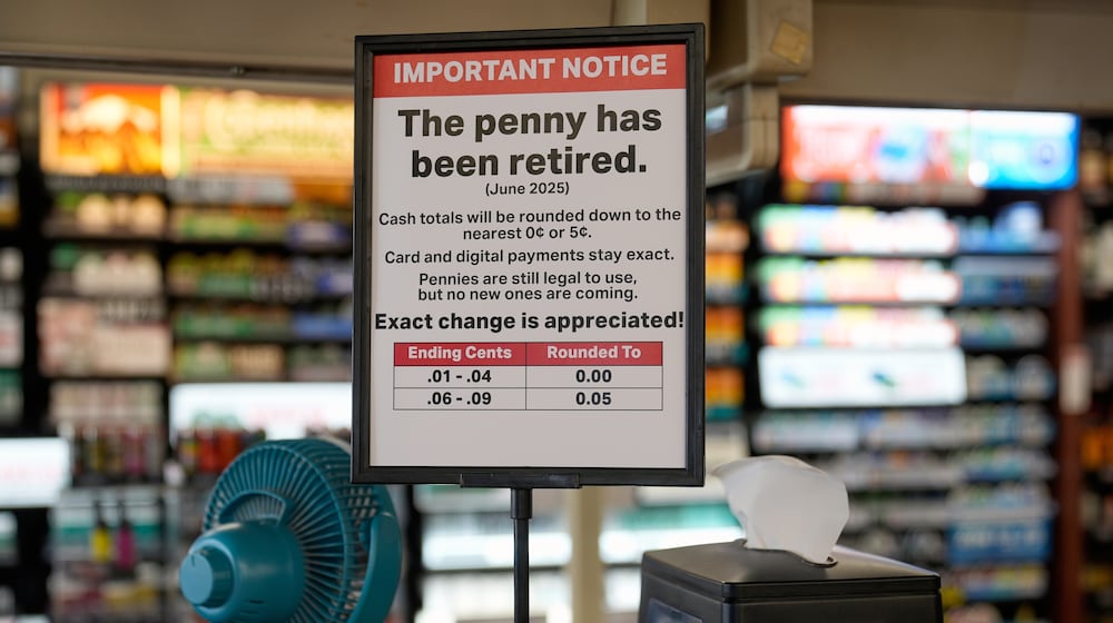 A sign in a Kwik Trip store shows the store will no longer be using pennies to give change, on Oct. 23, 2025, in Yorkville, Wis. (AP Photo/Morry Gash)