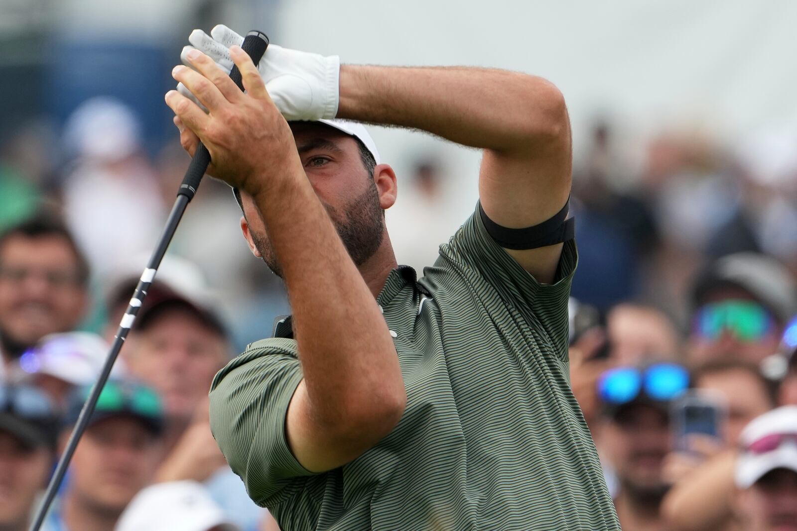 Scottie Scheffler reacts to his tee shot on the 15th hole during the second round of the U.S. Open golf tournament at Oakmont Country Club Friday, June 13, 2025, in Oakmont, Pa. (AP Photo/Gene J. Puskar)