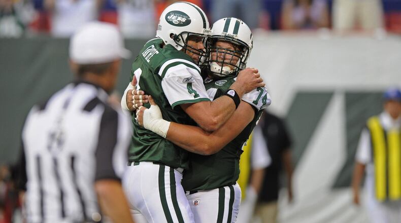 Jets quarterback Brett Favre, left, hugs Nick Mangold during a pre-season NFL game against the Washington Redskins on August 16, 2008 in Giants Stadium in East Rutherford, New Jersey. (Photo by Jon Roselli/Sports Imagery/Getty Images)