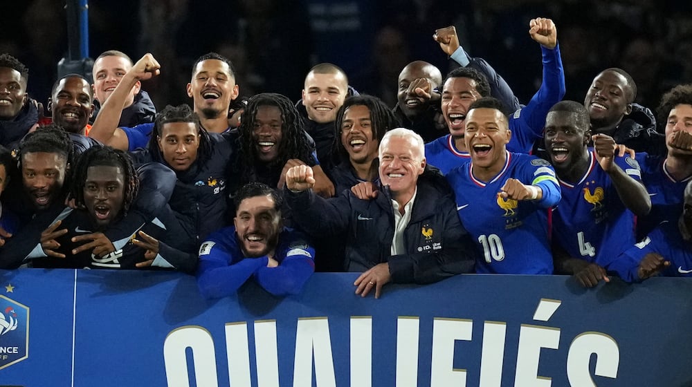 Players on the French national team celebrate after wining a World Cup 2026 group D qualifying soccer match against Ukraine in Paris, Thursday, Nov. 13, 2025. (AP Photo/Christophe Ena)