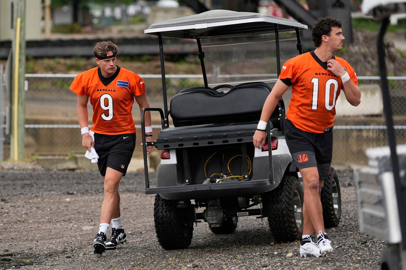 Cincinnati Bengals quarterbacks Joe Burrow, left, and Payton Thorne, arrive for NFL football practice, Tuesday, May 20, 2025, in Cincinnati. (AP Photo/Carolyn Kaster)