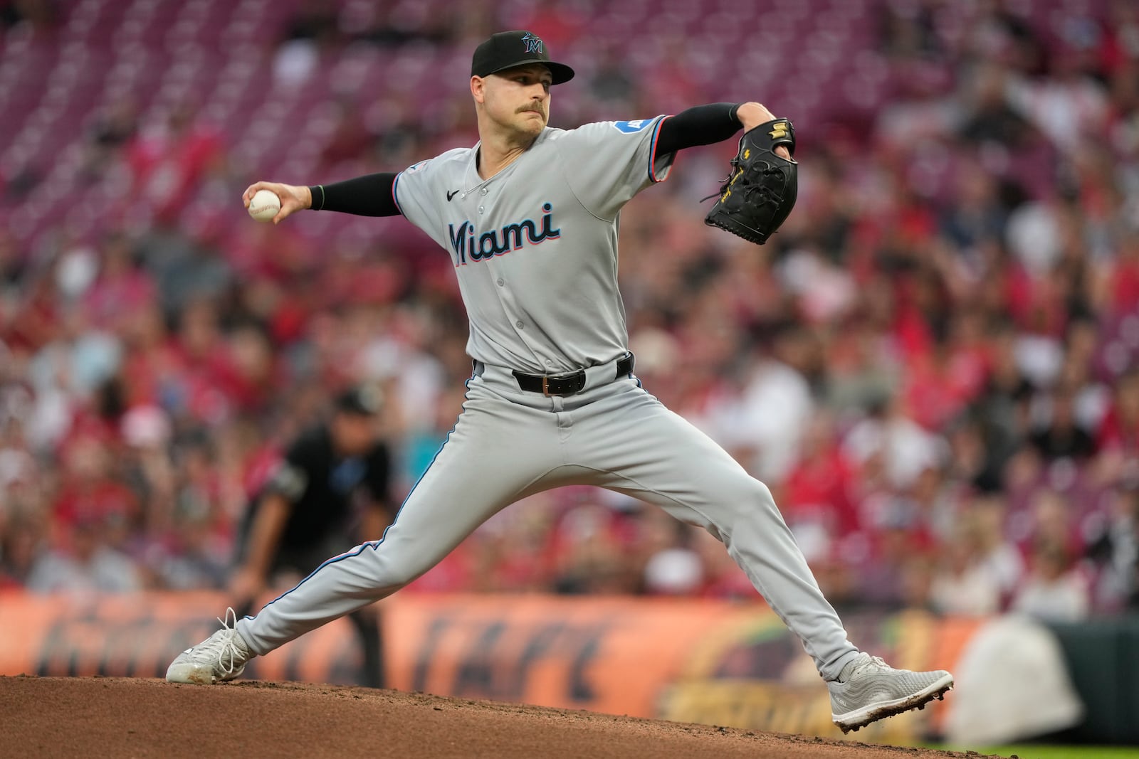 Miami Marlins pitcher Janson Junk throws in the second inning of a baseball game against the Cincinnati Reds in Cincinnati, Monday, July 7, 2025. (AP Photo/Carolyn Kaster)