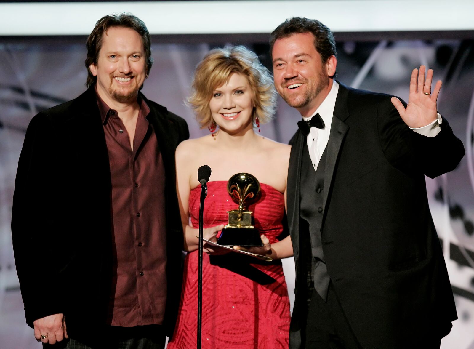 **FILE** In this Feb. 8, 2006 file photo, Alison Krauss along with Dan Tyminksi, right, and Jerry Douglas of the group Union Station accept the award for best country performance by a duo or group with vocal for "Restless" at the 48th Annual Grammy Awards in Los Angeles. (AP Photo/Mark J. Terrill, file)