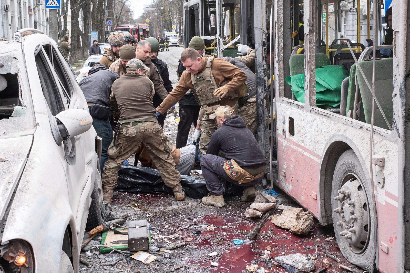 Ukrainian servicemen carry a dead body from a trolleybus after a Russian missile strike on Sumy, Ukraine, Sunday, April 13, 2025. (AP Photo/Volodymyr Hordiienko)