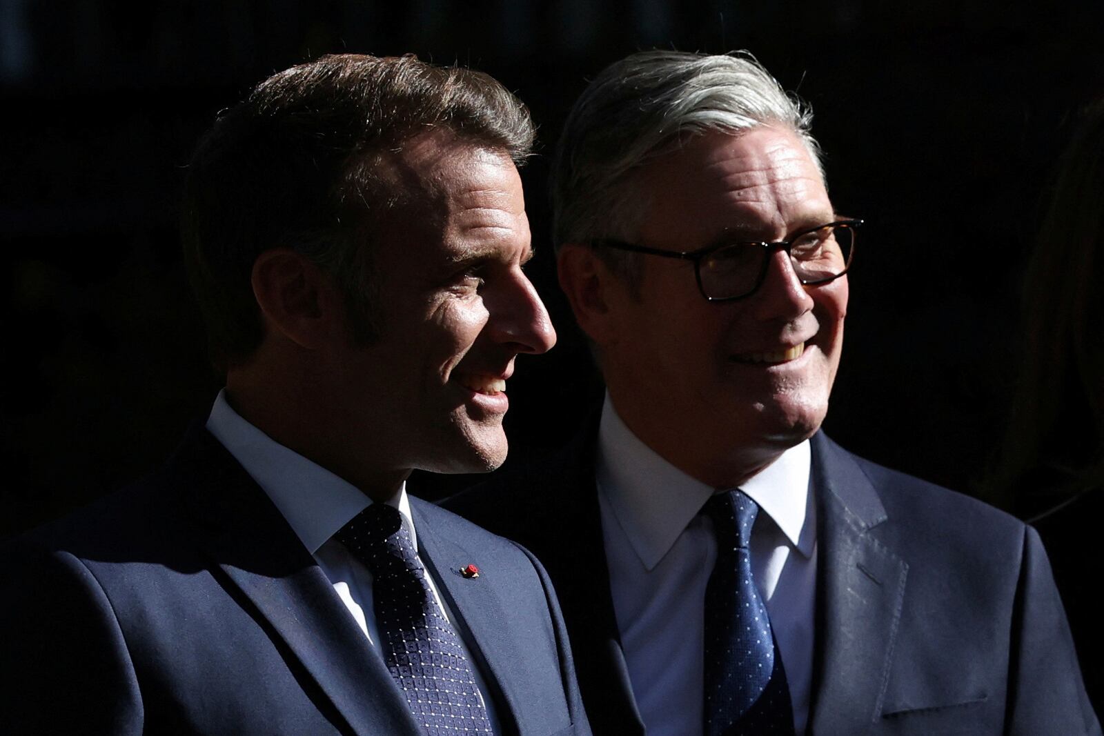 France's President Emmanuel Macron, left, and Britain's Prime Minister Keir Starmer, during their meeting in London, Tuesday July 8, 2025. (Suzanne Plunkett/Pool Photo via AP)