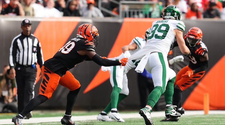 New York Jets tight end Jeremy Ruckert (89) runs after a catch past Cincinnati Bengals linebacker Barrett Carter (49) after a catch during the second half of an NFL football game, Sunday, Oct. 26, 2025, in Cincinnati. (AP Photo/Jeff Dean)