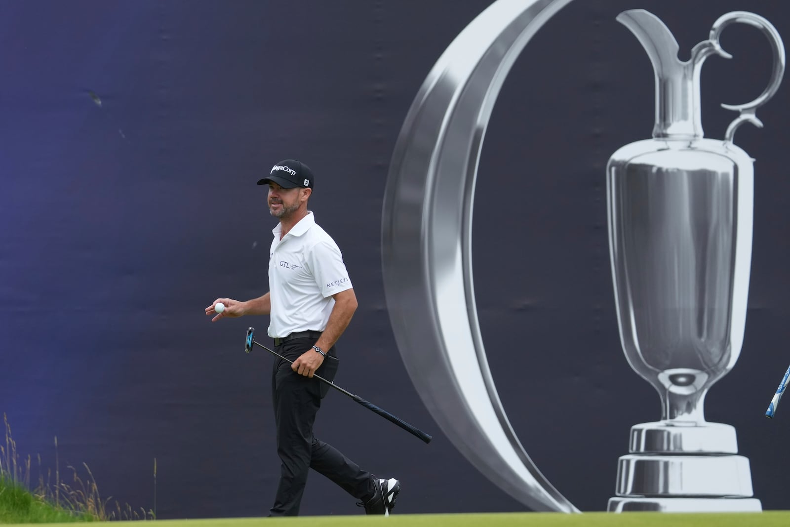 Brian Harman of the United States acknowledges the crowd after making a birdie putt on the 18th green during the second round of the British Open golf championship at the Royal Portrush Golf Club, Northern Ireland, Friday, July 18, 2025. (AP Photo/Jon Super)