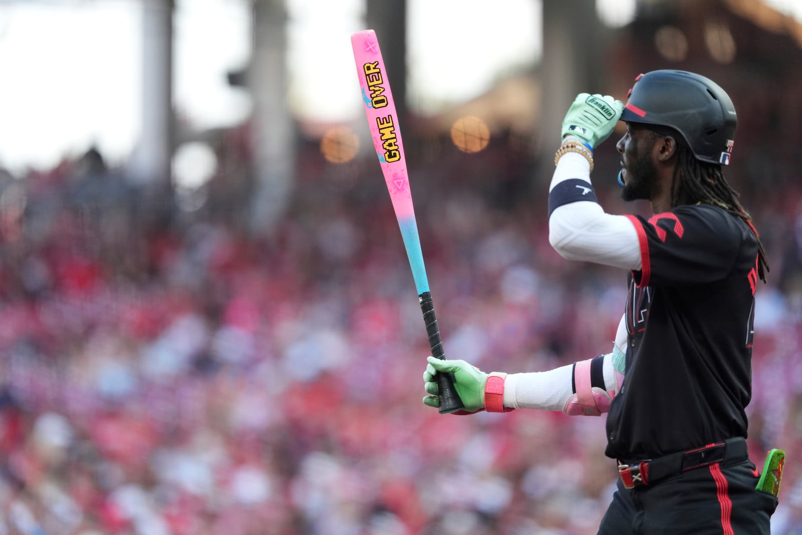 Cincinnati Reds' Elly De La Cruz stands in the batter's box holding a custom bat for Players' Weekend in the first inning of a baseball game against the Milwaukee Brewers, Friday, Aug. 15, 2025, in Cincinnati. (AP Photo/Kareem Elgazzar)