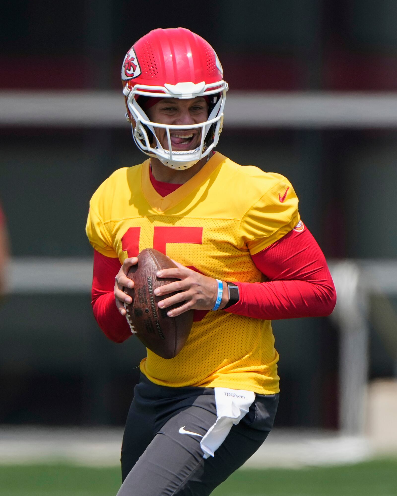 Kansas City Chiefs quarterback Patrick Mahomes looks to pass during the NFL football team's organized team activities Wednesday, June 4, 2025, in Kansas City, Mo. (AP Photo/Charlie Riedel)