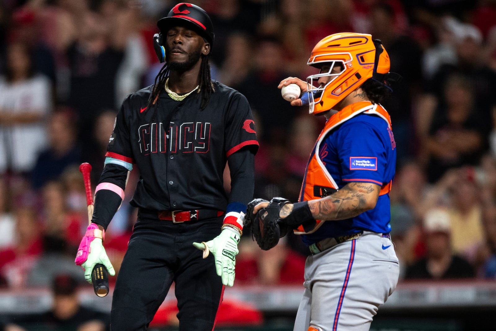Cincinnati Reds' Elly De La Cruz, left, reacts after striking out with the bases loaded in the ninth inning of a baseball game against the New York Mets, Friday, Sept. 5, 2025, in Cincinnati. (AP Photo/Michael Swensen)