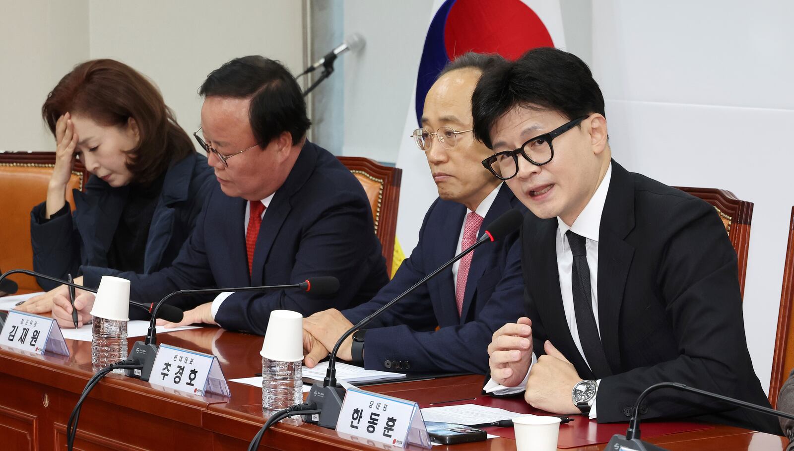 FILE - South Korea's ruling People Power Party leader Han Dong-hun, right, speaks during a meeting of the party's leadership at the National Assembly in Seoul, South Korea, on Dec. 5, 2024. (Kim Ju-hyung/Yonhap via AP, File)