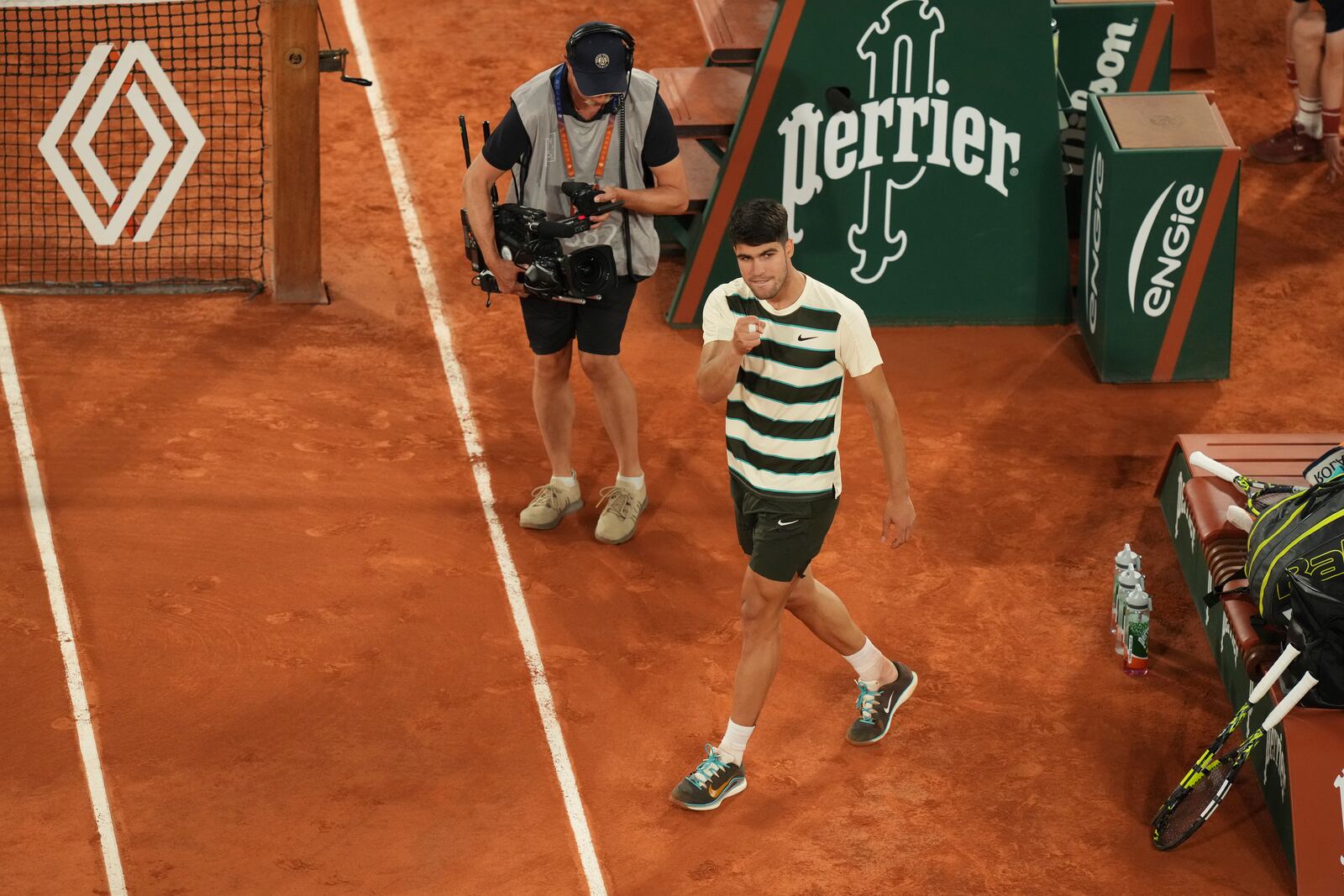 Spain's Carlos Alcaraz celebrates as he won the quarterfinal match of the French Tennis Open against Tommy Paul of the U.S. at the Roland-Garros stadium in Paris, Tuesday, June 3, 2025. (AP Photo/Thibault Camus)