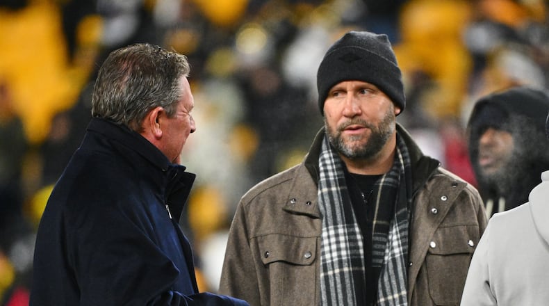 Dan Marino, left, and Ben Roethlisberger, right, greet each other before an NFL football game between the Miami Dolphins and Pittsburgh Steelers in Pittsburgh, Monday, Dec. 15, 2025. (AP Photo/Justin Berl)