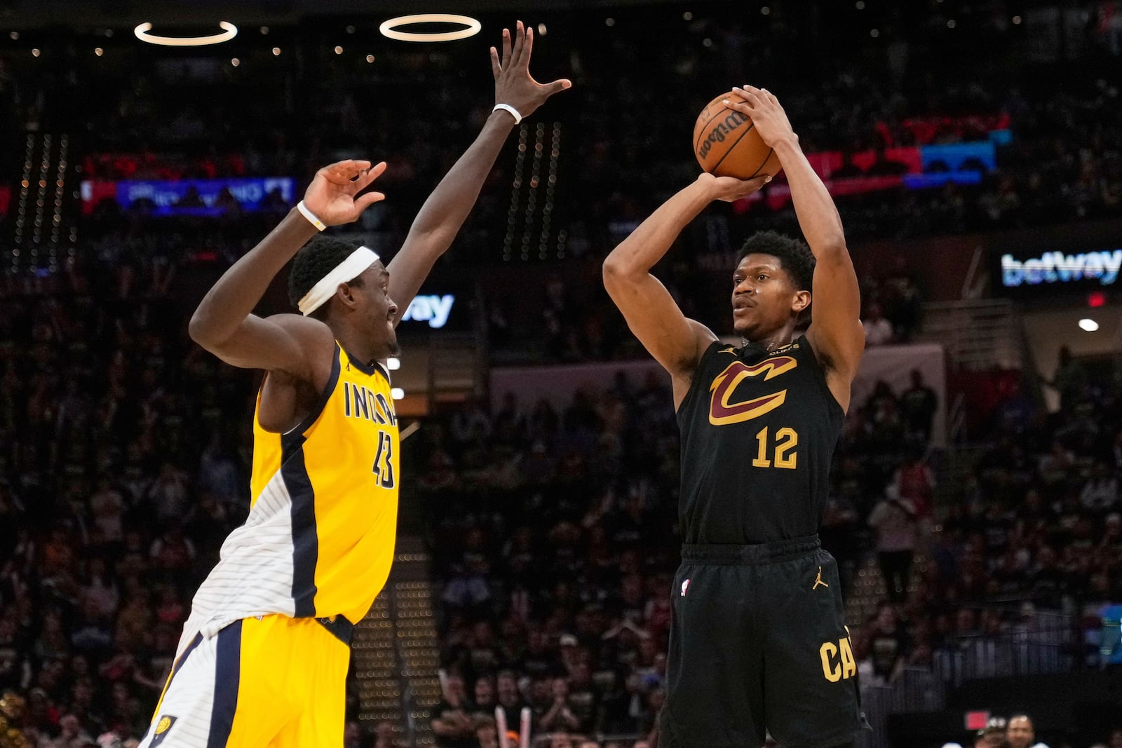 Cleveland Cavaliers forward De'Andre Hunter, right, shoots as Indiana Pacers forward Pascal Siakam defends during the second half in Game 5 of an Eastern Conference semifinal NBA basketball playoff Tuesday, May 13, 2025, in Cleveland. (AP Photo/Sue Ogrocki)