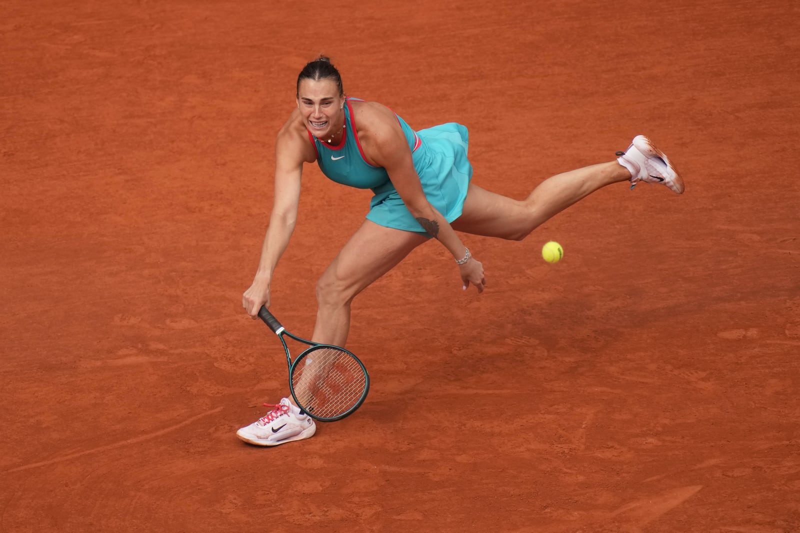 Aryna Sabalenka of Belarus plays a shot against Coco Gauff of the U.S. during their final match of the French Tennis Open at the Roland-Garros stadium in Paris, Saturday, June 7, 2025. (AP Photo/Christophe Ena)
