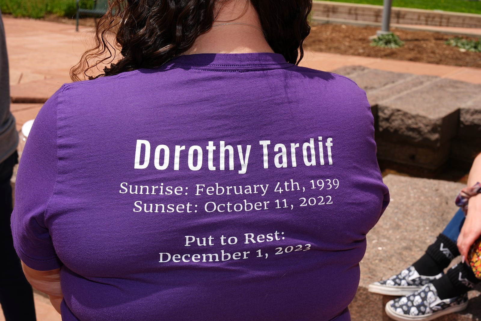 Samantha Naranjo of Colorado Springs, Colo., wears a shirt in honor of her late grandmother, Dorothy Tardiff, after a Colorado funeral home owner who stashed nearly 190 decomposing bodies was sentenced to 20 years prison on federal fraud charges, Friday, June 27, 2025, in Denver. (AP Photo/David Zalubowski)