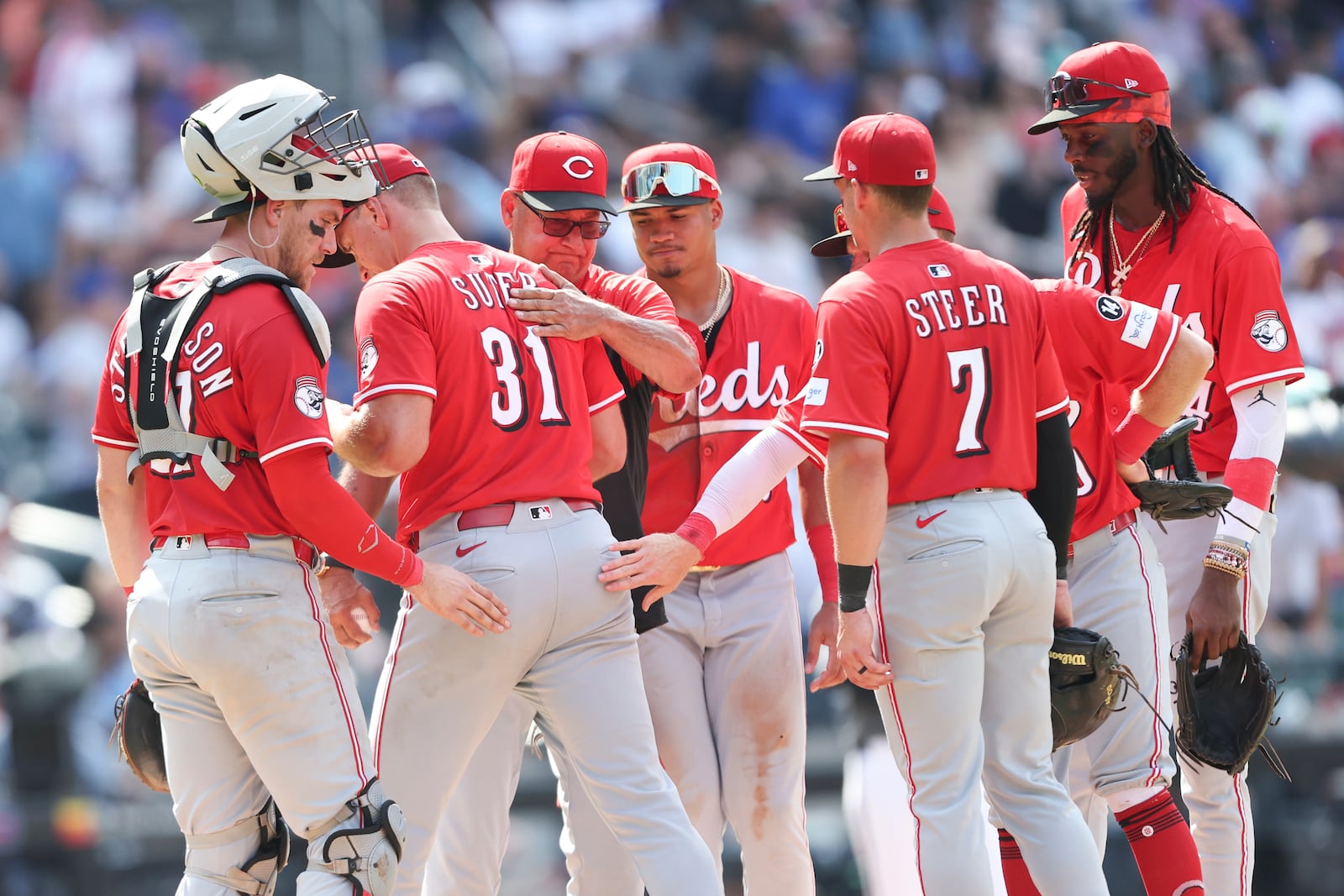 Cincinnati Reds manager Terry Francona, third from left, pulls pitcher Brent Suter (31) in the eighth inning of a baseball game against the New York Mets, Sunday, July 20, 2025, in New York. (AP Photo/Heather Khalifa)