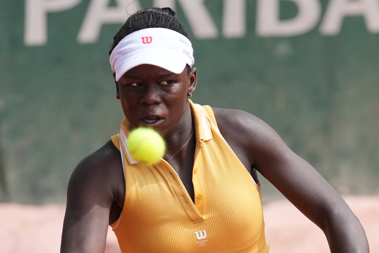 Canada's Victoria Mboko returns the ball to New Zealand's Lulu Sun during their first round match of the French Tennis Open, at the Roland-Garros stadium, in Paris, Sunday May 25, 2025. (AP Photo/Christophe Ena)